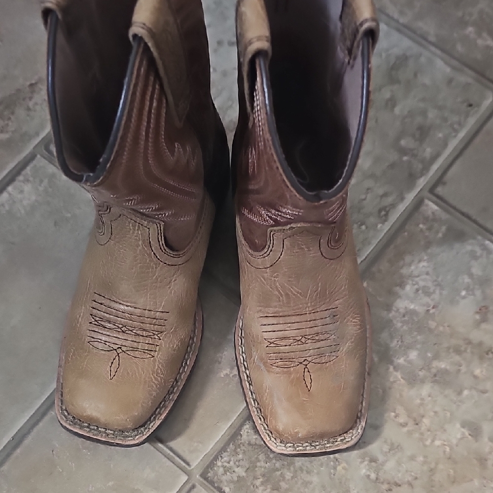 Ariat Beige Leather Cowboy Boots